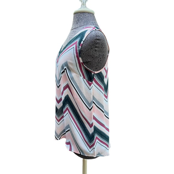 Maurices v neck, sleeveless chevron pattern blouse size small - Picture 3 of 5